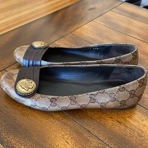 Gucci vinyl with rigging.